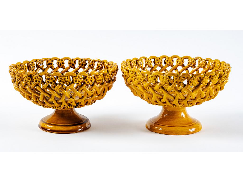 Manufacture PICHON à Uzès : Paire de corbeilles sur piédouche en faïence tressée émaillée ocre et à décor de fleurs stylisées. Signées du cachet de Bernard PICHON. (Fêles de cuisson). Hauteurs : 12 cm. Diamètres : 19 cm.