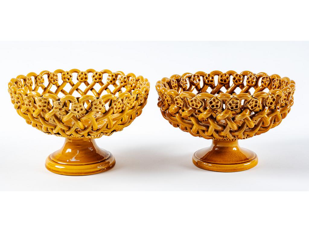 Manufacture PICHON à Uzès : Paire de corbeilles sur piédouche en faïence tressée émaillée ocre et à décor de fleurs stylisées. Signée du cachet de Bernard PICHON. (Fêles de cuisson et une avec un petit éclat démail au bassin). Hauteurs : 11 cm. Diamètres : 20,5 cm.