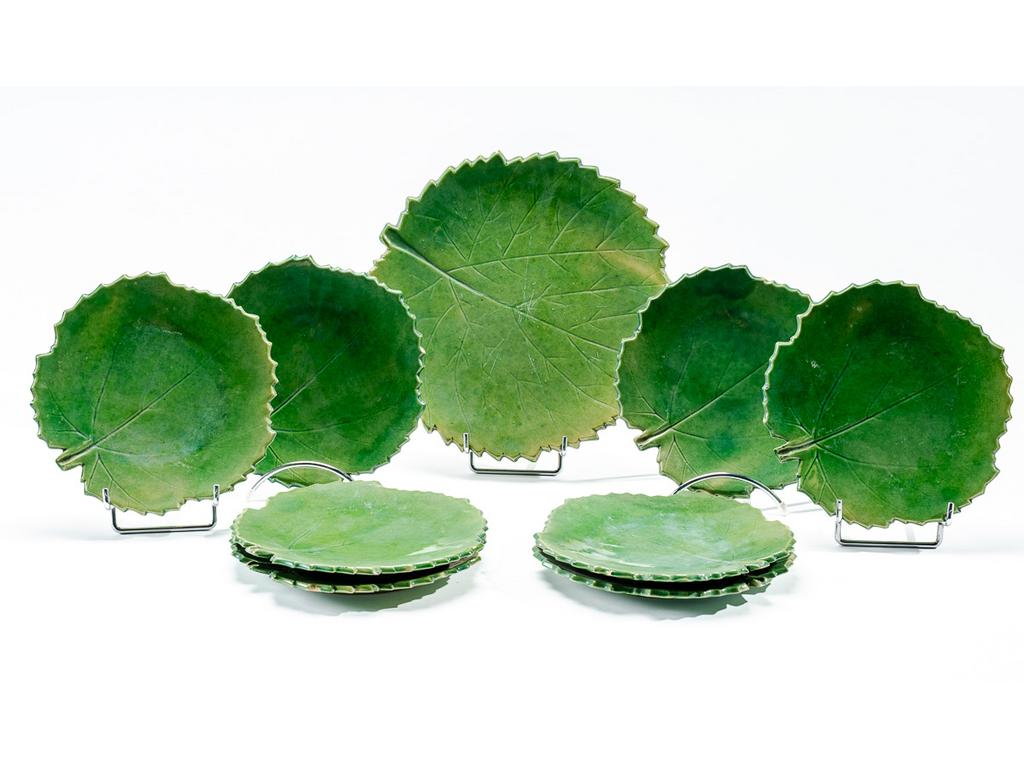 Manufacture PICHON à Uzès : Petit service à dessert en faïence en forme de feuille de vigne comprenant : un plat et huit assiettes. Signé du cachet de Bernard PICHON. (Petits éclats au plat et trois assiettes avec infimes éclats). Diamètre du plat : 29 cm. Diamètre d'une assiette : 20 cm.