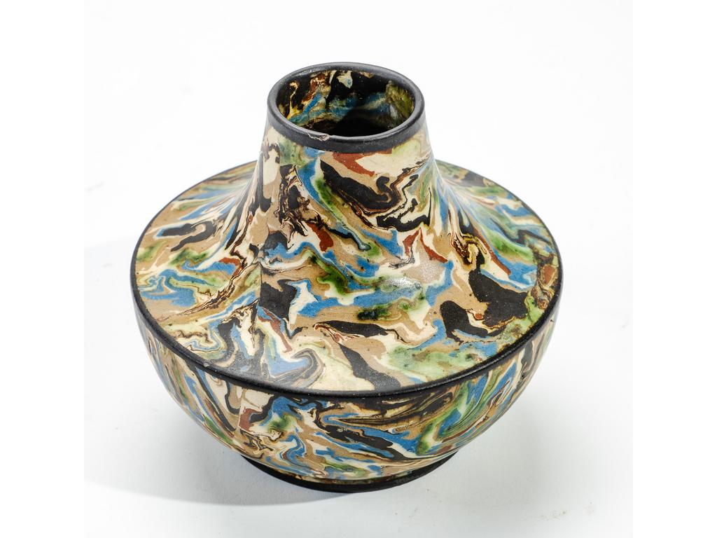 Manufacture PICHON à Uzès : Petit vase à panse aplatie et col étranglé à décor marbré en terres mêlées. Signé du cachet de Bernard PICHON. (Un éclat au col). Hauteur : 11 cm.