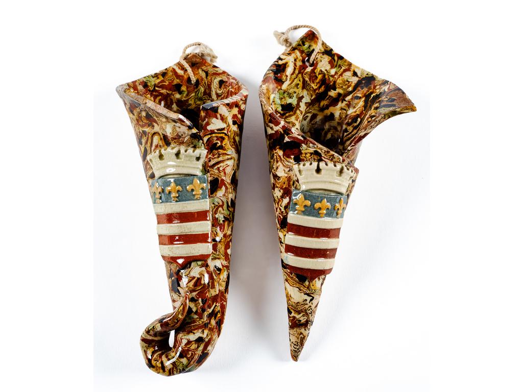 Manufacture PICHON à Uzès : Paire de bouquetières de forme cornet en céramique polychrome ornées du blason du duché d'Uzès sur fond marbré en terres mêlées. (Un col cassé). Hauteurs : 20 cm.