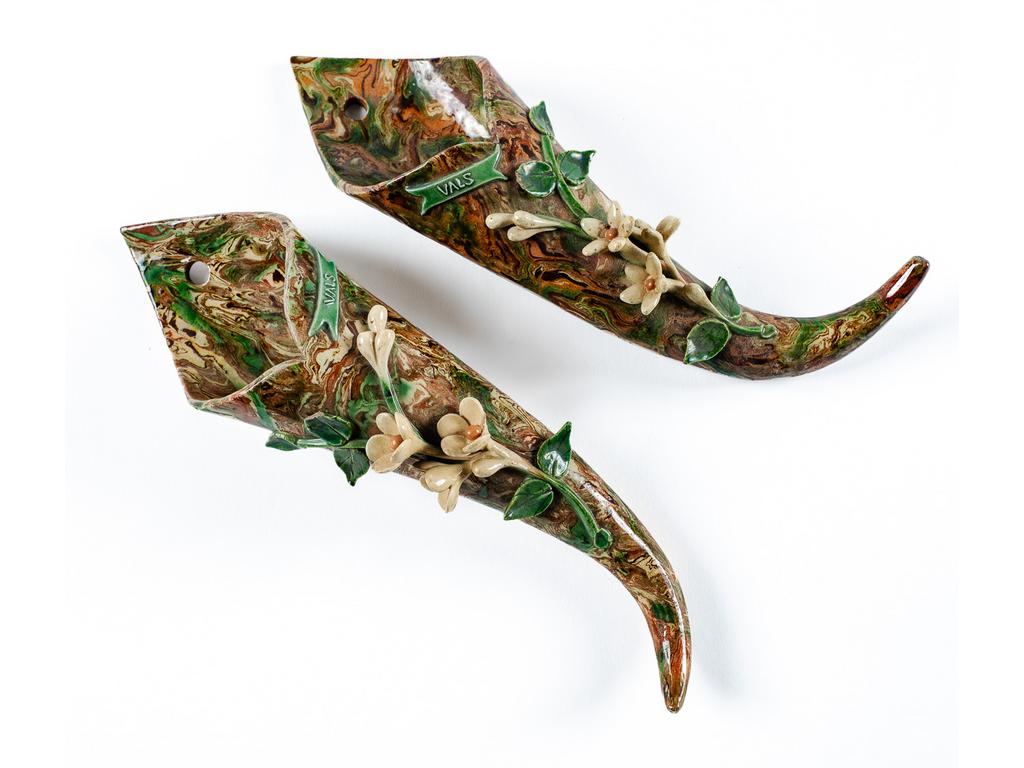 Manufacture PICHON à Uzès : Paire de bouquetières de forme cornet en céramique polychrome à décor, en relief, de fleurs sur fond marbré en terres mêlées et ornées de l'inscription « VALS » dans un cartouche. (Eclats au feuillage). Hauteurs : 28 cm.
