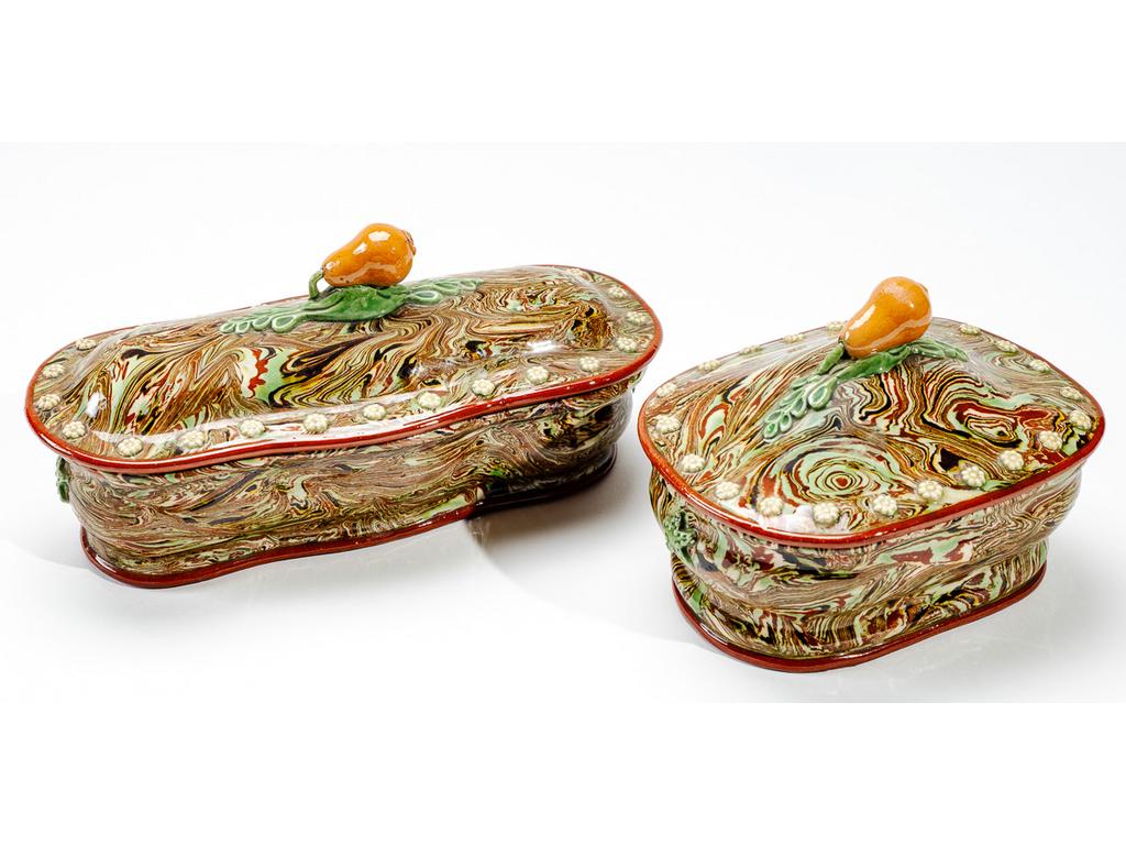 Manufacture PICHON à Uzès : Partie de nécessaire de toilette en céramique à décor de fruits et fleurs sur fond marbré en terres mêlées comprenant : une boîte à savon avec sa doublure et une boîte à ustensiles. Signée du cachet de François PICHON. Dimensions : 10 x 22 x 10 cm et 10 x 16 x 11,5 cm.