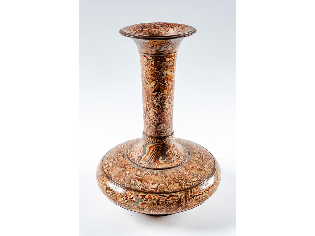 Manufacture PICHON à Uzès : Vase à panse aplatie et long col étranglé à décor marbré en terres mêlées. Signé du cachet de Bernard PICHON. Hauteur : 34 cm.