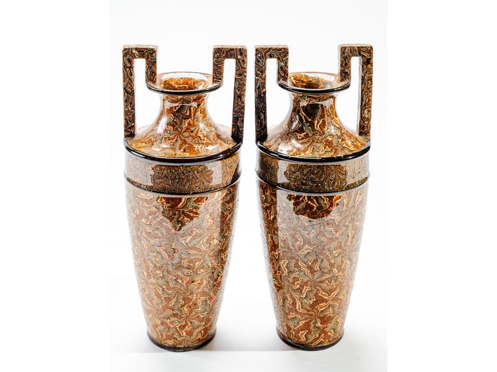 Manufacture PICHON à Uzès : Paire de petits vases marbrés en terres mêlées de forme balustre à anses à l'Etrusque. (Une anse cassée, recollée). Hauteur : 27,5 cm.