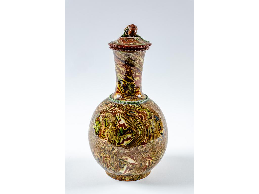 Manufacture PICHON à Uzès : Grand flacon de forme balustre sur piédouche à décor marbré en terres mêlées et couvercle surmonté d'un fruit en relief. Signé du cachet de François PICHON. Hauteur : 27 cm.