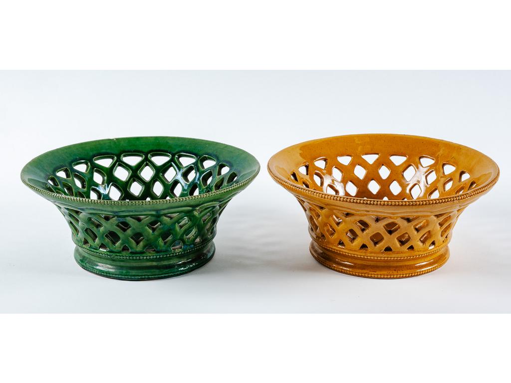 Manufacture PICHON à Uzès : Deux corbeilles en faïence ajourée et émaillée à aile dentelée. Signée du cachet de Bernard PICHON. Hauteur : 10 cm. Diamètre : 24 cm.