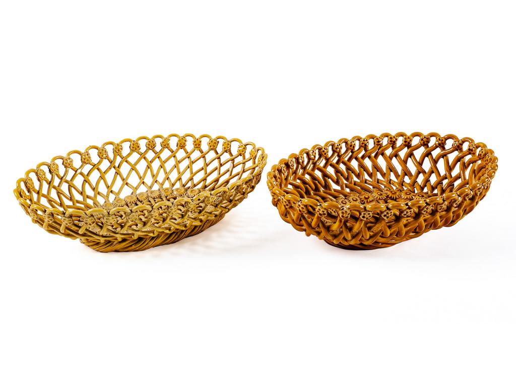 Manufacture PICHON à Uzès : Deux corbeilles de forme oblongue en faïence tressée et émaillée ocre à décor de fleurettes stylisées. Signées au cachet. (Fêles de cuisson). Dimensions : 10,5 x 38 x 25,5 cm.