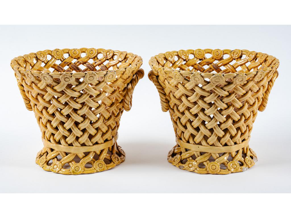 Suiveur de PICHON à Uzès : Paire de corbeilles à anses en faïence tressée et émaillée ocre à décor de fleurettes stylisées. (Une avec importants éclats). Hauteurs : 17,5 cm. Diamètres : 22 cm.