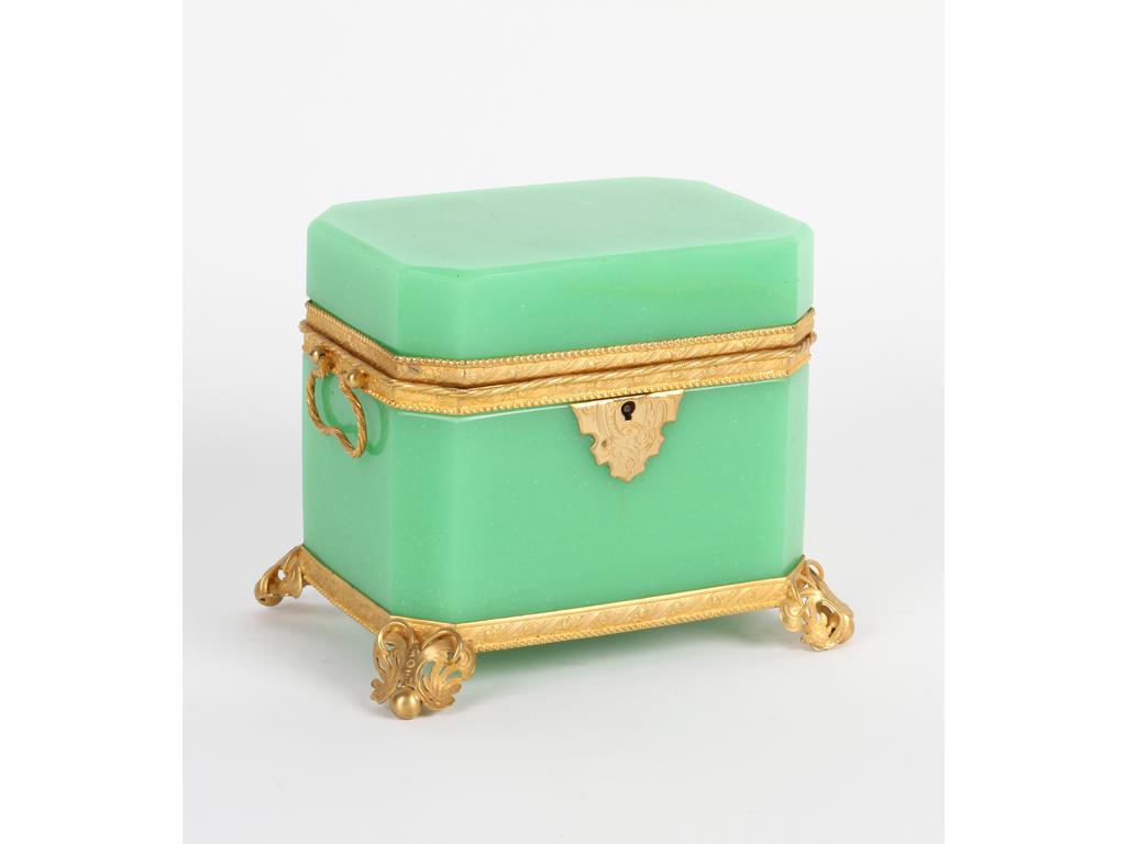 Coffret à senteurs de forme octogonale en opaline verte sur une monture en laiton et tôle dorée. L'intérieur avec trois flacons en cristal (dont deux cassés). (Sans clé). Hauteur : 12.5 cm.