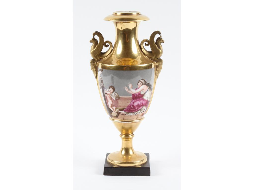 PARIS : Vase balustre en porcelaine blanche entièrement doré et peint de deux scènes à l'Antique : 