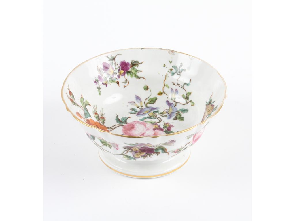 PARIS, Jacob PETIT : Petite jatte en porcelaine blanche à décor peint à l'intérieur et à l'extérieur de fleurs. Marquée 