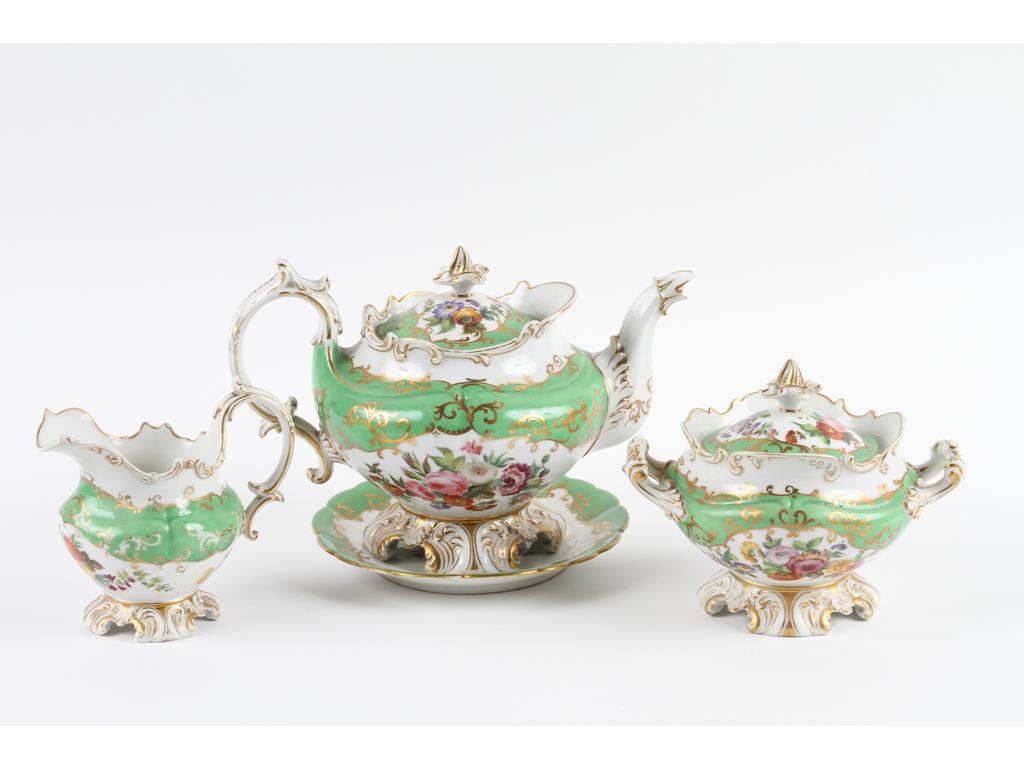 PARIS, Jacob PETIT : Trois pièces d'un service à thé en porcelaine blanche à décor peint de fleurs sur fond vert et doré, comprenant : une théière (éclat au bec verseur), un sucrier et un pot à lait. Toutes les pièces marquées 