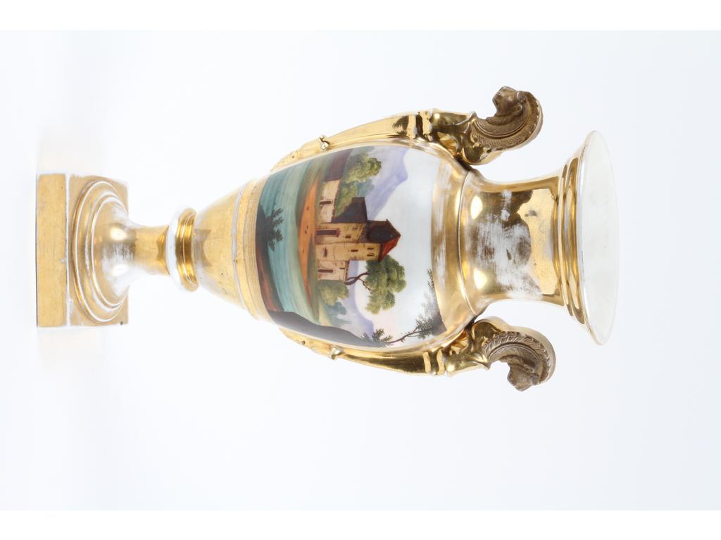 PARIS : Vase balustre en porcelaine blanche entièrement dorée et peinte d'un paysage et d'une scène paysanne. Les anses à décor de mufles de lions. Epoque Restauration. Hauteur : 41 cm. (Bon état général, usures importantes à la dorure)