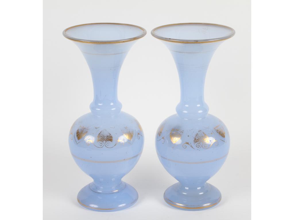 Paire de vases balustres en opaline 