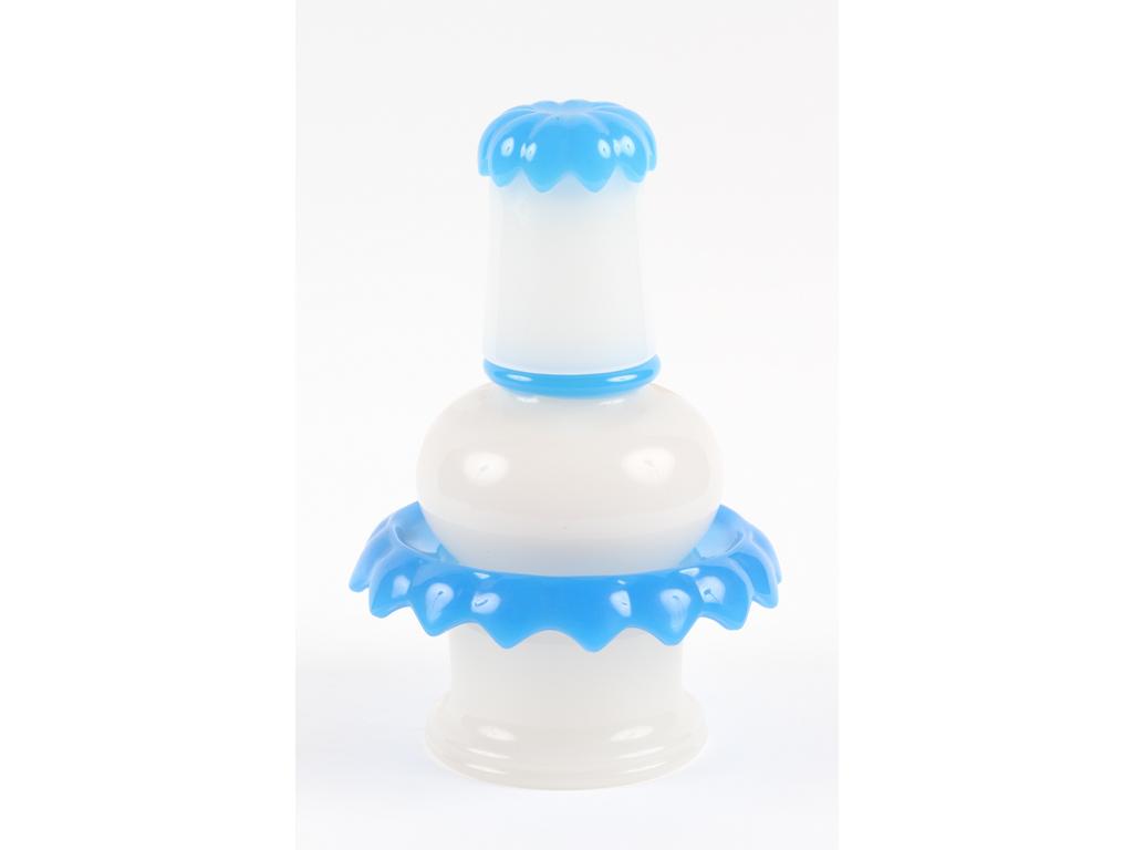 Verre de nuit en opaline moulée blanche et bleue. Hauteur : 27 cm.
