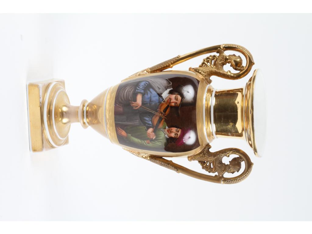 PARIS : Vase balustre en porcelaine blanche entièrement dorée et peinte d'une scène pastorale et d'un couple de musiciens flamands. Les anses à décor de soldats casqués. Hauteur : 35 cm. (Bon état général, petit éclat de peinture sur le bonnet d'un personnage peint)