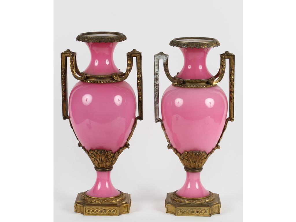 Importante paire de vases balustres de style Louis XVI, en opaline rose 