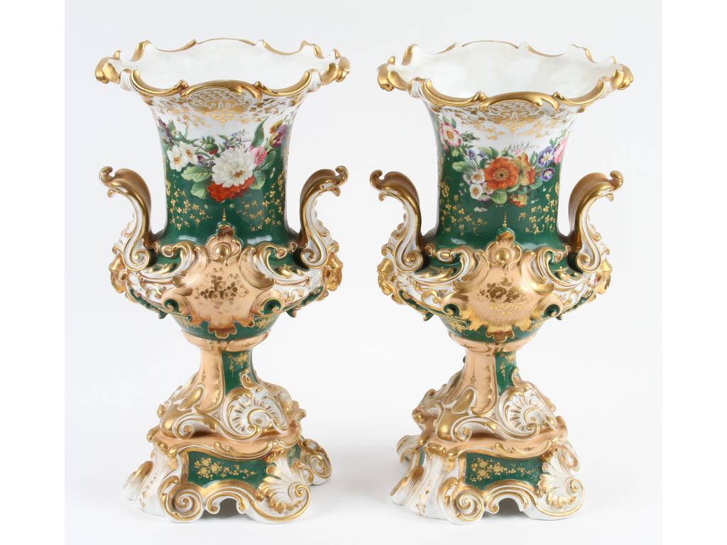 Paire de grands et beaux vases sur socle en porcelaine blanche à anses,très richement peints et dorés de fleurs sur fond vert et peau de pêche. Epoque Napoléon III. (Bon état général). Hauteur : 41 cm.