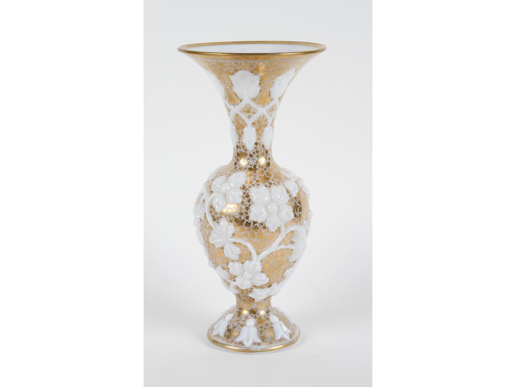 Vase balustre en opaline blanche moulée à décor en relief de fleurs. L'ensemble richement doré. Bon état. Hauteur : 34 cm.