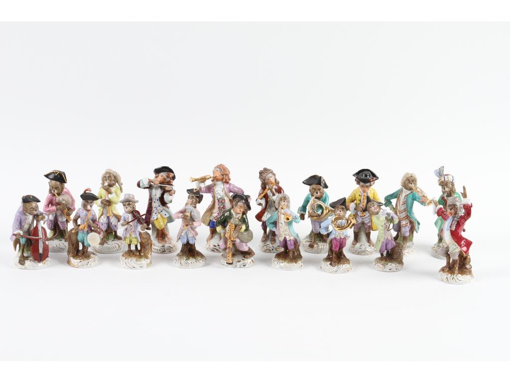 ALLEMAGNE - SAXE : Ensemble de 18 figurines de vitrine en porcelaine peinte représentant des singes humanisés, essentiellement musiciens. (Quelques accidents et manques). Hauteur : de 11 à 13 cm.