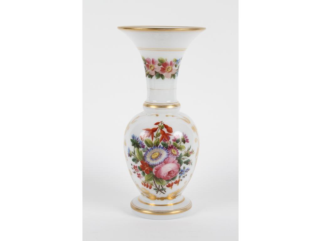 Vase balustre en opaline blanche à décor peint de bouquets de fleurs rehaussé de branchages et liserés dorés. (Bon état, usures à la dorure). Hauteur : 27 cm.