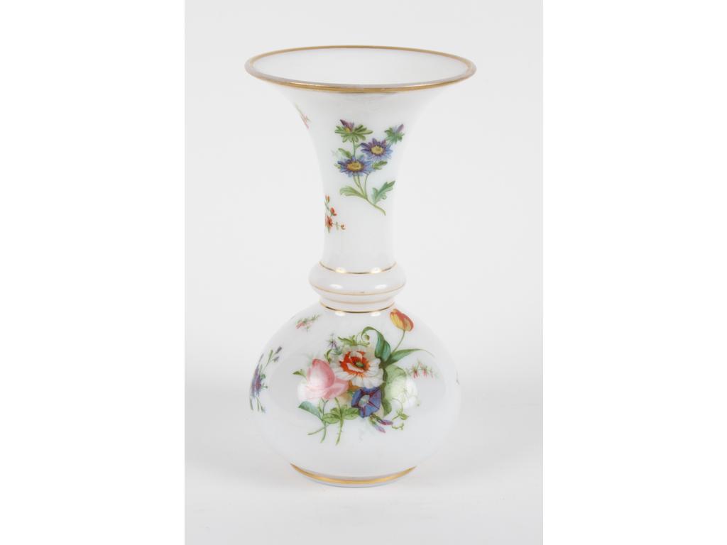 Vase en opaline blanche à décor peint de bouquets de fleurs et liserés dorés. Bon état, infimes usures à la dorure. Hauteur : 25 cm.