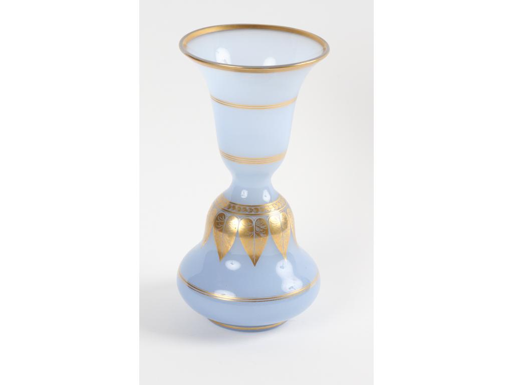 Vase piriforme à col évasé en opaline blanche 