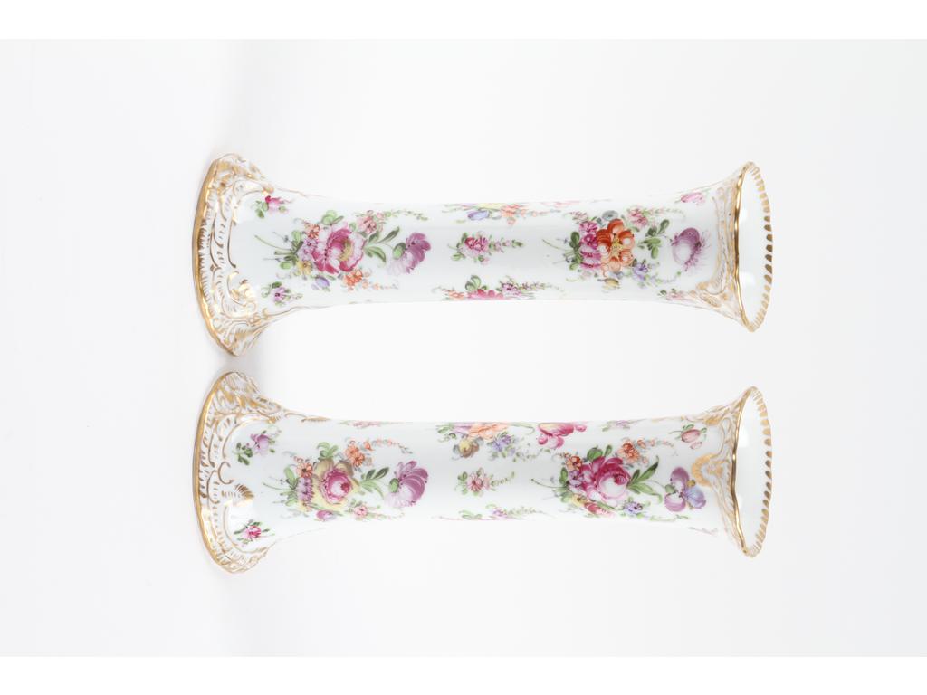 DRESDE (Allemagne) : Paire de vases cylindriques en porcelaine blanche et à décor peint de fleurs, réhaussés de dorure. Hauteur : 28 cm. Signés. (Bon état)