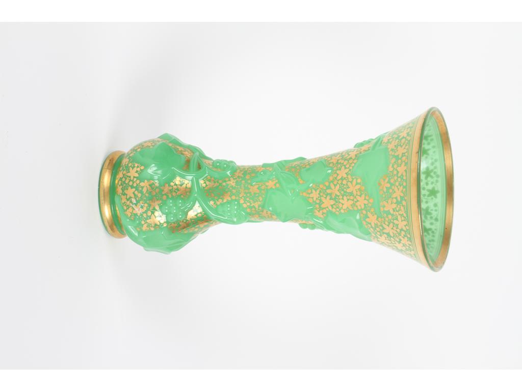 Vase à col évasé en opaline verte moulée à décor de raisins, réhaussé de petits feuillages dorés. Hauteur : 30 cm. (Bon état)