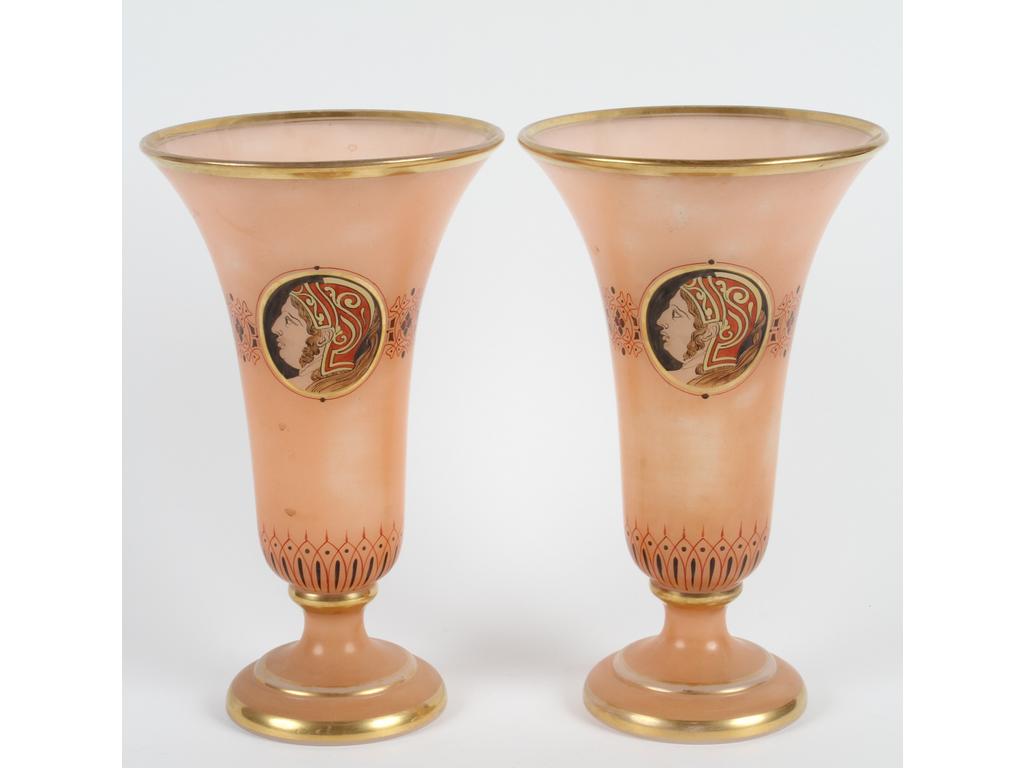 Paire de vases en opaline teintée 