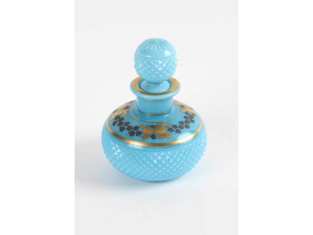 Flacon en opaline bleu turquoise à décor taillé en pointe de diamant et peint de fleurs 