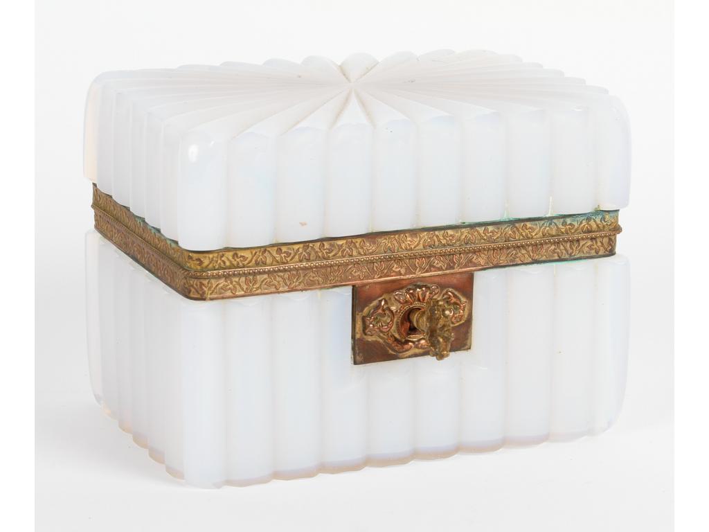Coffret de forme rectangulaire en opaline 