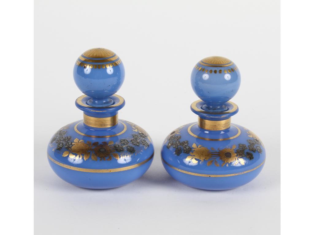 Paire de petits flacons en opaline bleue-lavande à décor émaillé et doré dit 