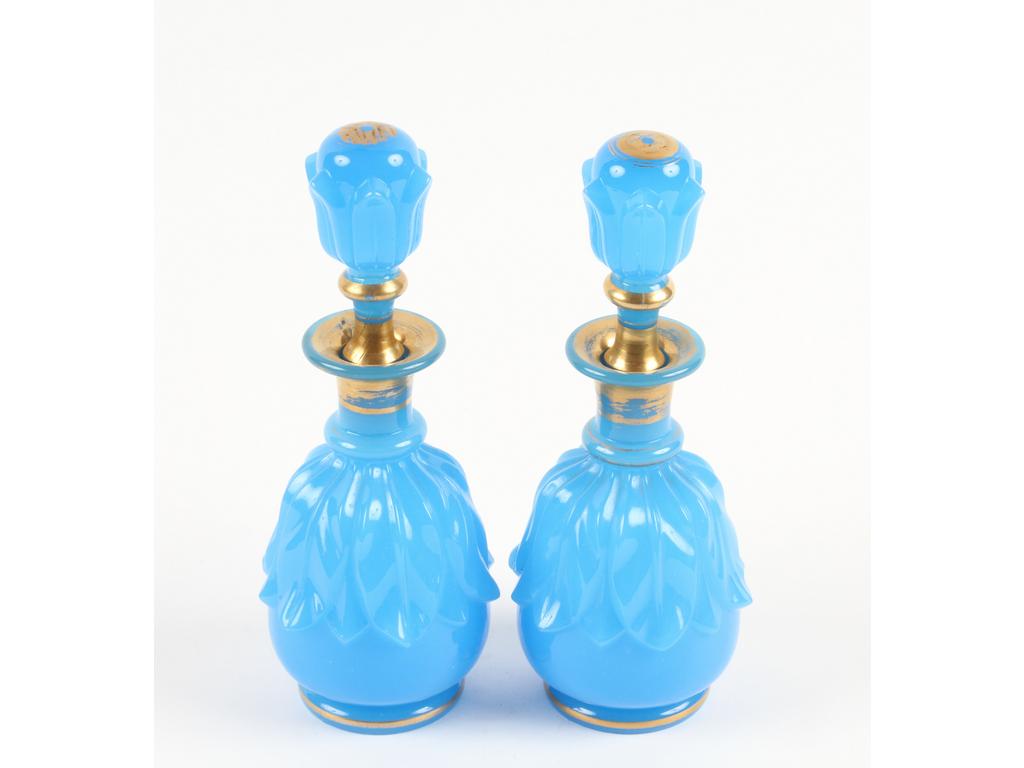 Paire de petits flacons en opaline bleue moulée rehaussée de dorure. (Bon état général, usures à la dorure). Hauteur : 20 cm.