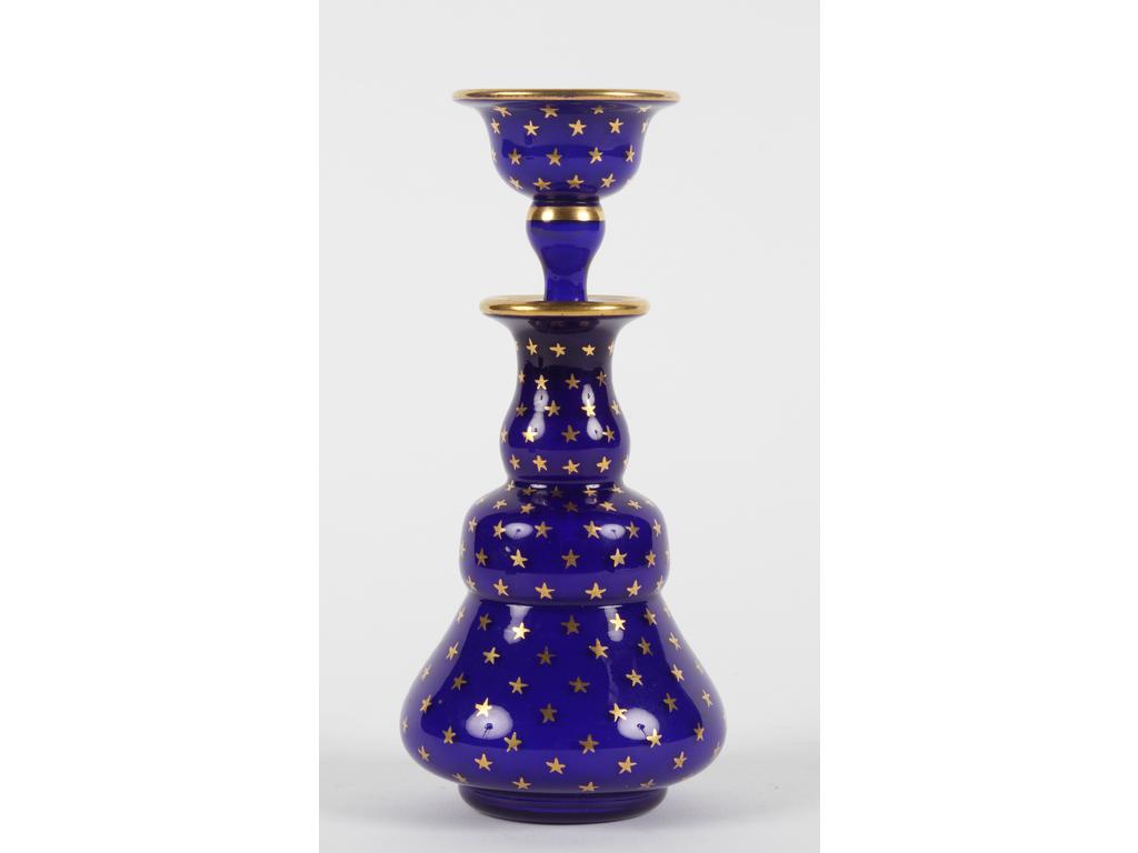 Flacon piriforme en opaline gros bleu à décor peint d'un semis de petites étoiles dorées. (Bon état, infimes usures à la dorure sur le col) Hauteur : 17 cm.