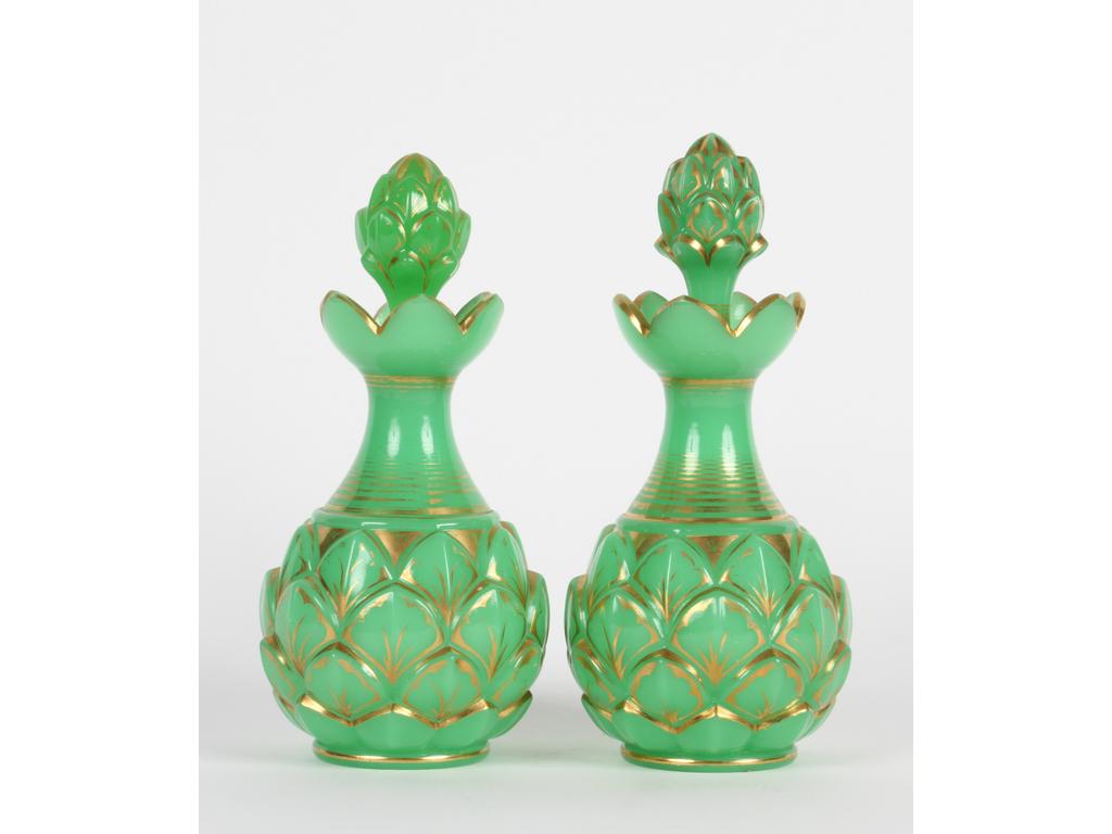 Paire de flacons en opaline moulée verte et réhauts dorés. Le corps et les fretels à l'imitation d'une pomme de pin. Hauteur : 20 cm. (Bon état général, usures à la dorure).