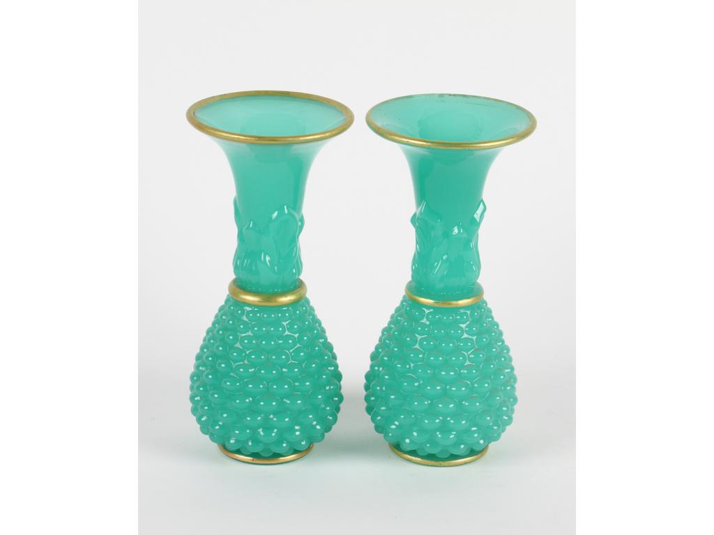 Paire de vases piriformes en opaline moulé verte et liserés dorés. (Petite usures de dorure). Hauteur : 20 cm.