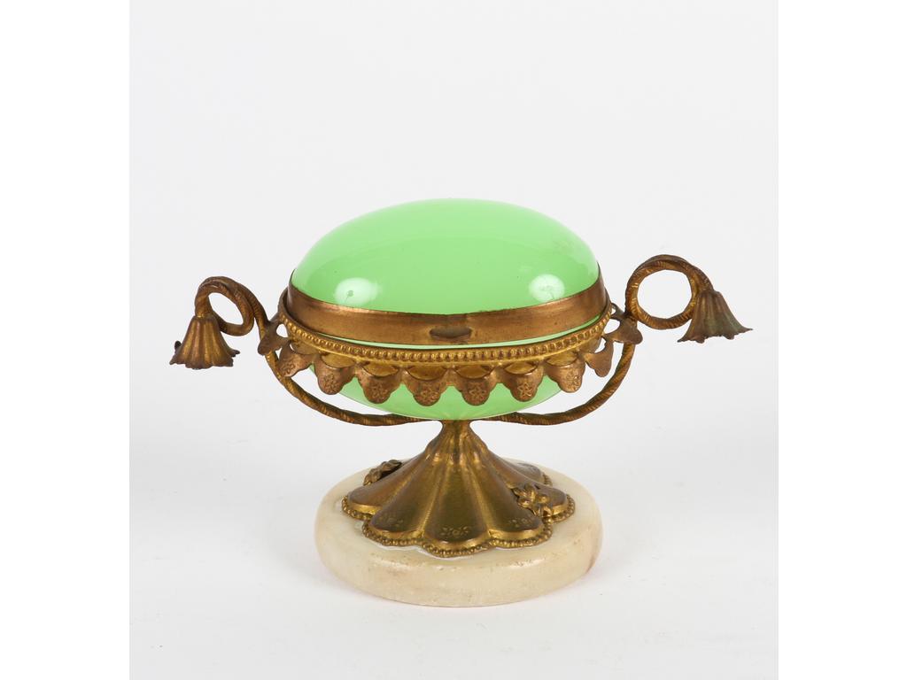 Petite boîte en forme d'oeuf en opaline verte sur une monture en laiton et tôle dorée et socle en marbre blanc. (éclat restauré au socle). Hauteur : 7 cm.