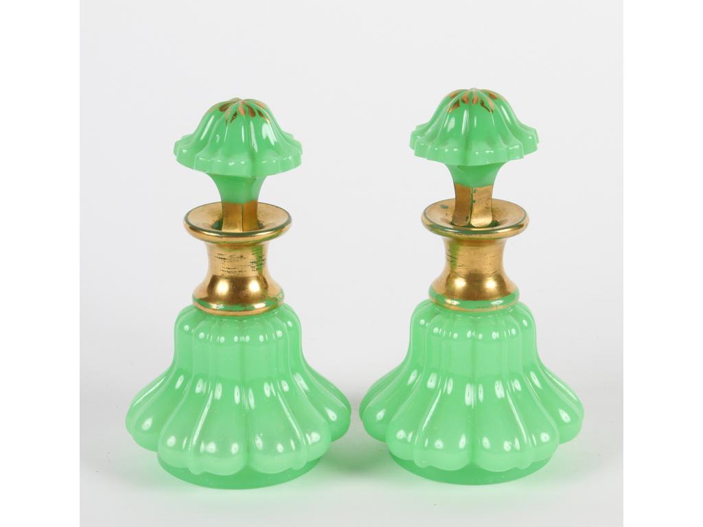 Paire de petits flacons en opaline verte moulée à décor côtelé et doré (usure à la dorure). Bon état. Hauter : 14 cm.