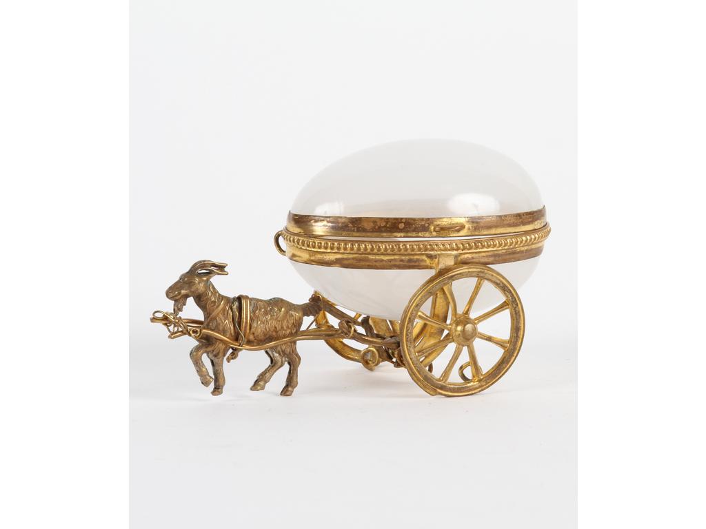 Petite boîte en forme d'oeuf en opaline blanche 