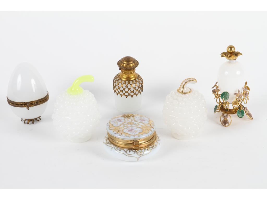 Ensemble de six petits objets en opaline blanche comprenant : Deux flacons, une boîte 
