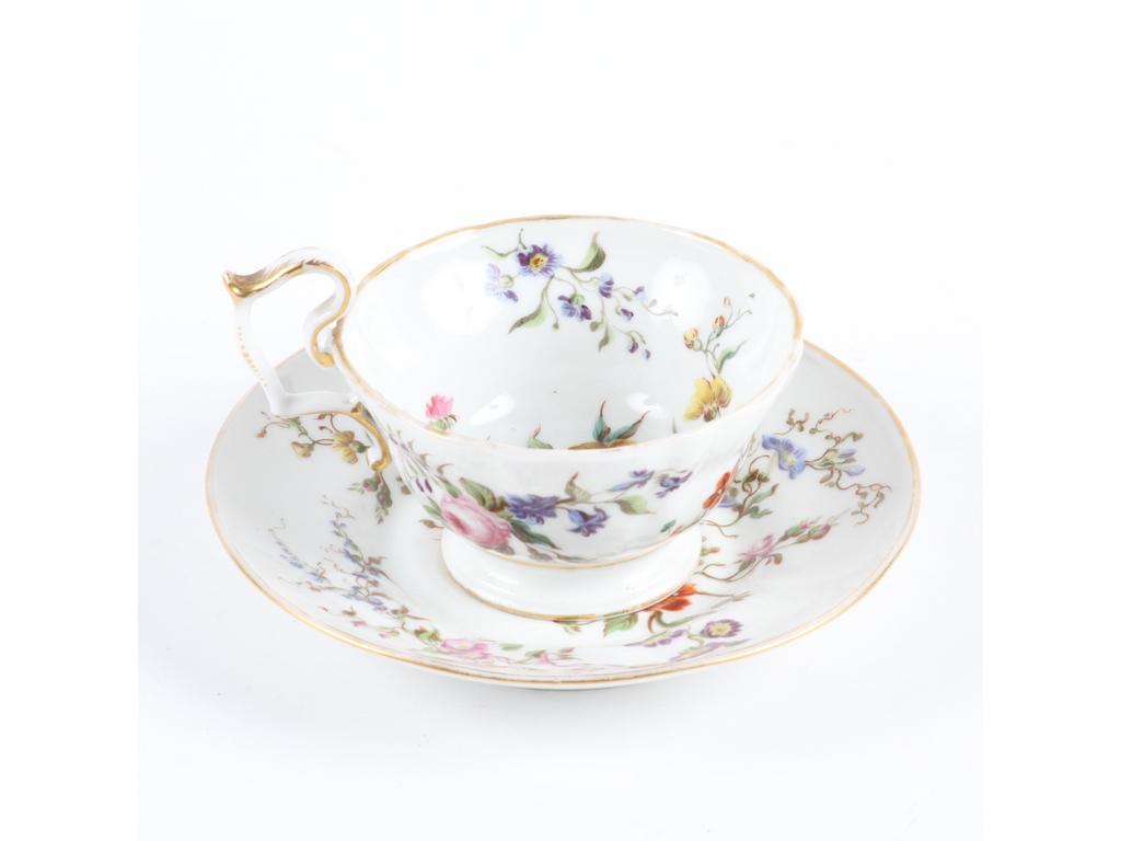 PARIS, Jacob PETIT : Tasse et sous tasse en porcelaine blanche à décor floral marquée JP. (Bon état, usure à la dorure).