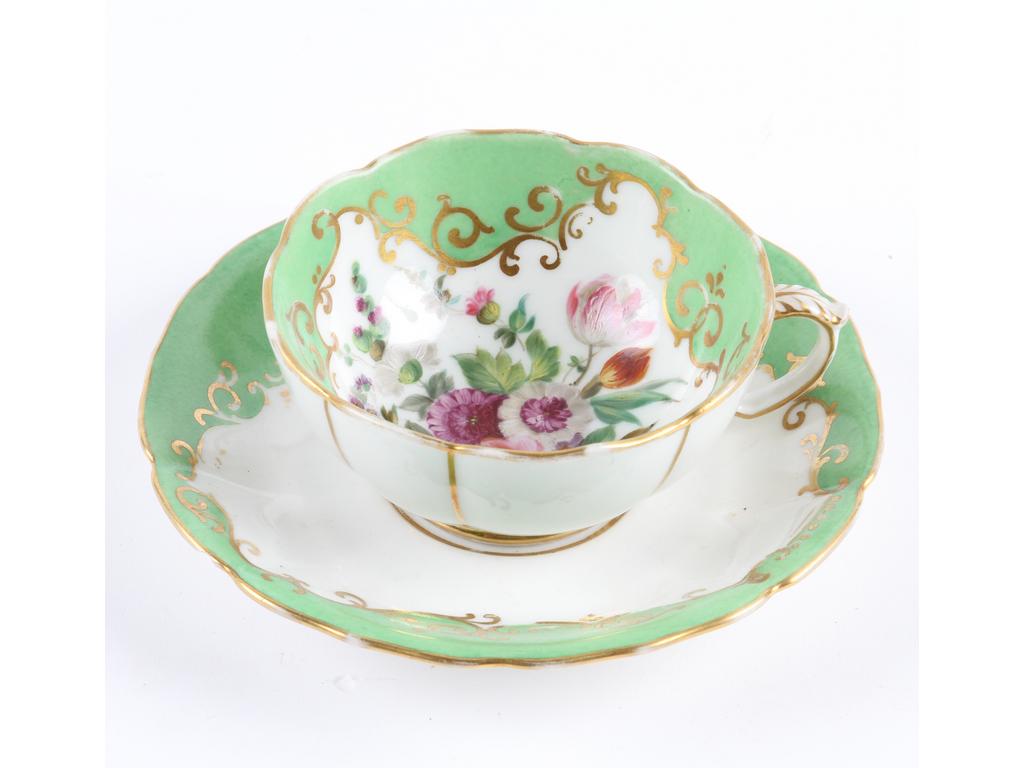 PARIS, Jacob PETIT : : Tasse et sous-tasse en porcelaine blanche et verte à décor peint de fleurs marquée JP. (Bon état, usures de dorure).