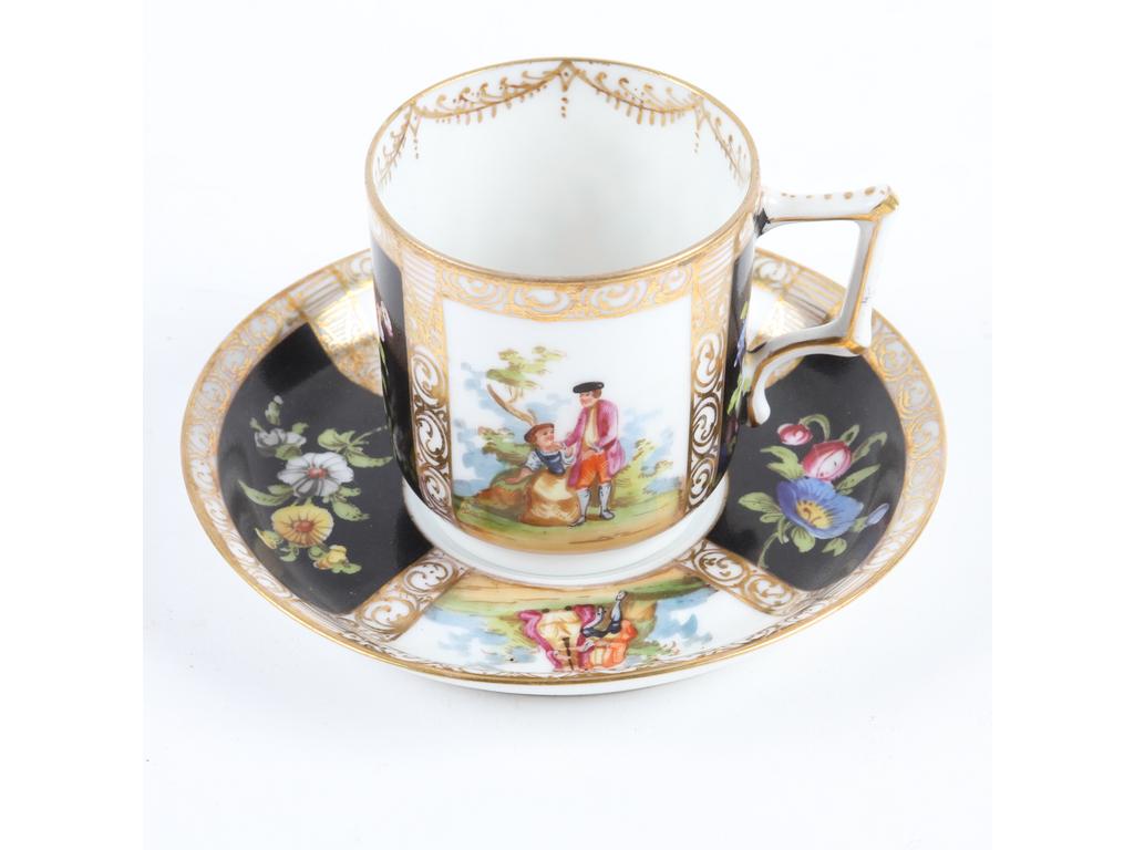 VIENNE : Tasse litron et sous-tasse en porcelaine à décor peint. Marquées. Bon état.