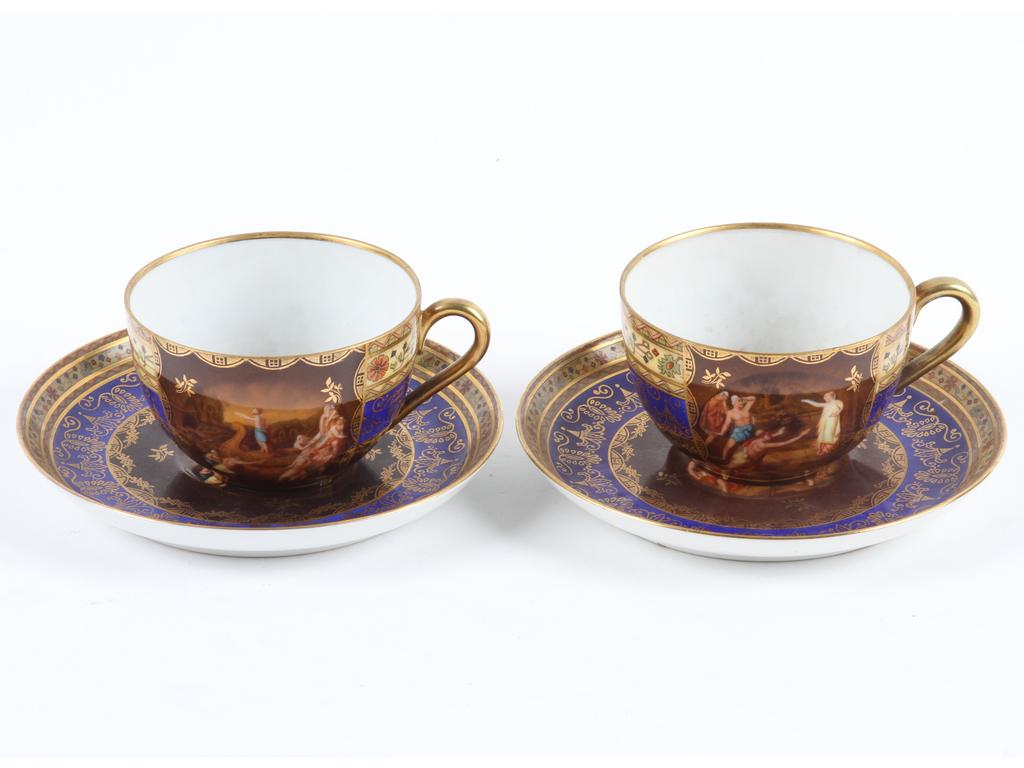 VIENNE : Paire de tasses en porcelaine à décor imprimé de scènes mythologiques. Marquées. Bon état.