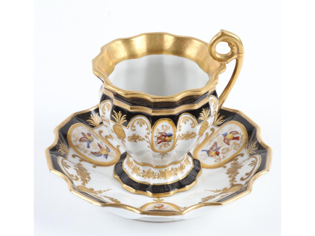 PARIS : Déjeuner en porcelaine côtelée à décor peint d'oiseaux réhaussé de noir et de doré. (Marque JP non d'origine rapportée).