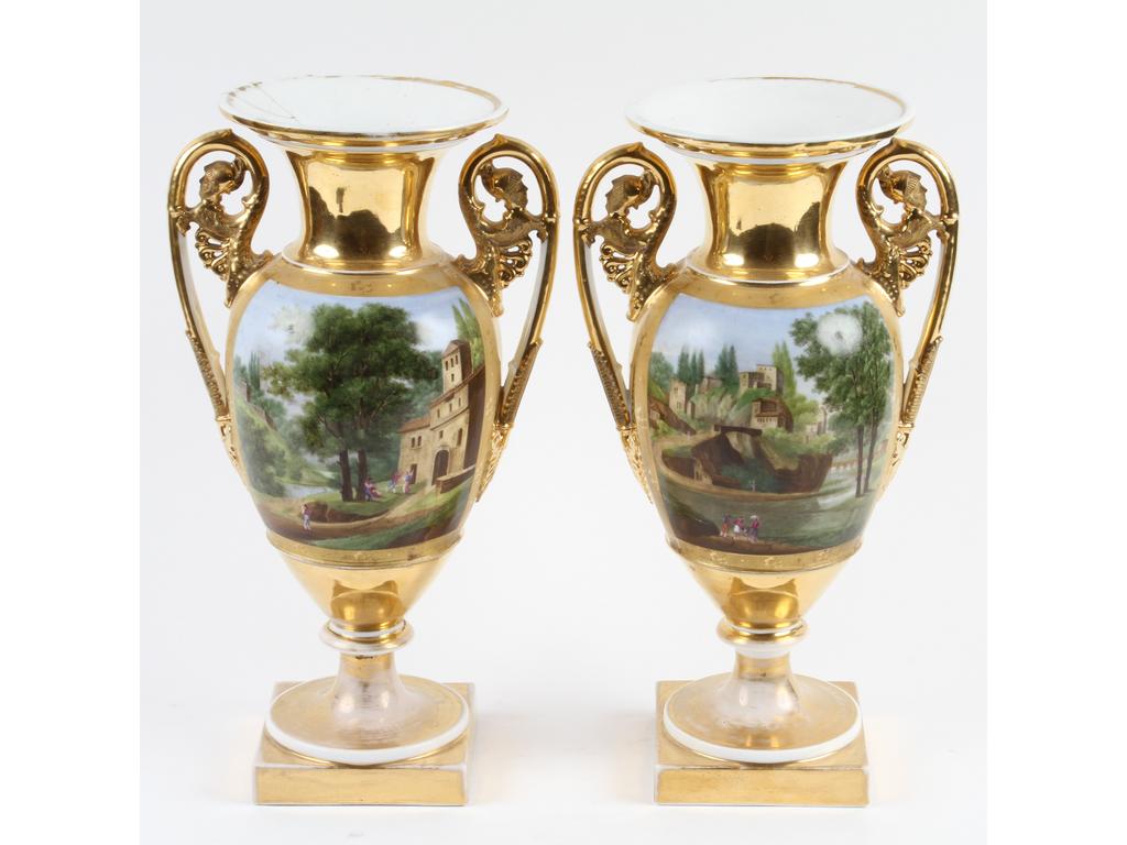 PARIS : Paire de grands vases en porcelaine de forme balustre entièrement dorés et peints de deux paysages et de deux scènes animées. Epoque Restauration. Hauteur : 39 cm. (Un col cassé et recollé, parties dédorées).