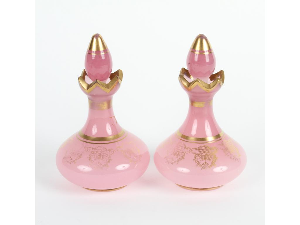 Paire de petits flacons en opaline rose à décor de liserés et motifs dorés. Hauteur : 15 cm. (Bon état général, usures à la dorure).