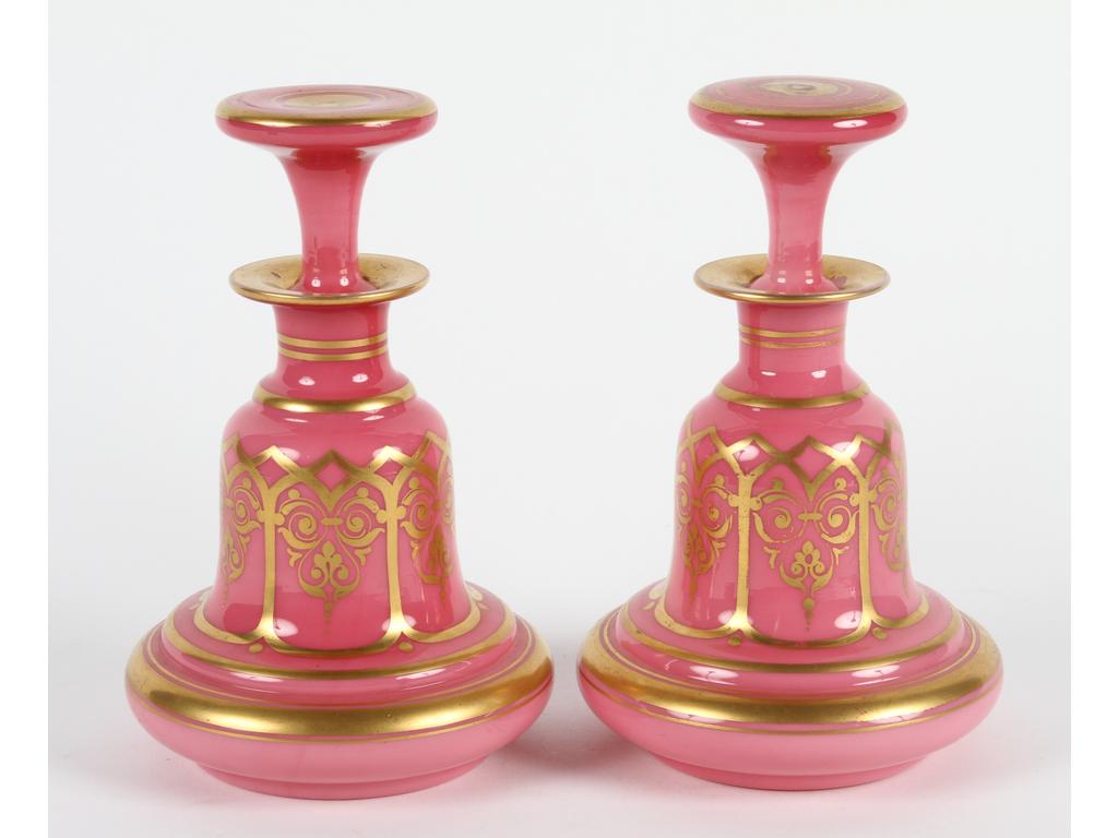 Paire de flacons en opaline rose à décor doré. Hauteur : 17 cm. (Bon état général, quelques usures à la dorure).
